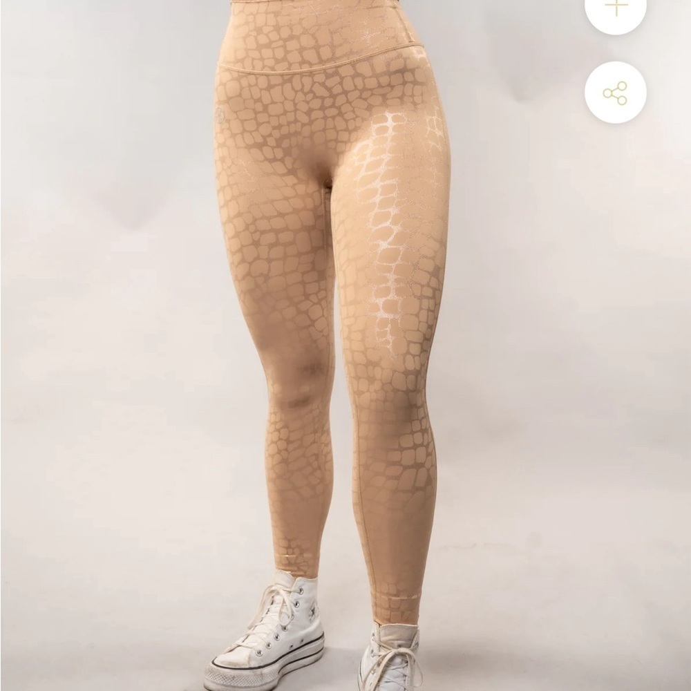 Til You Collapse Moxie Criss Cross Leggings - Cashmere Large Leopard Embossed - Picture 2 of 12